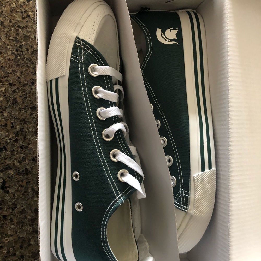 Skicks Michigan State tennis shoes